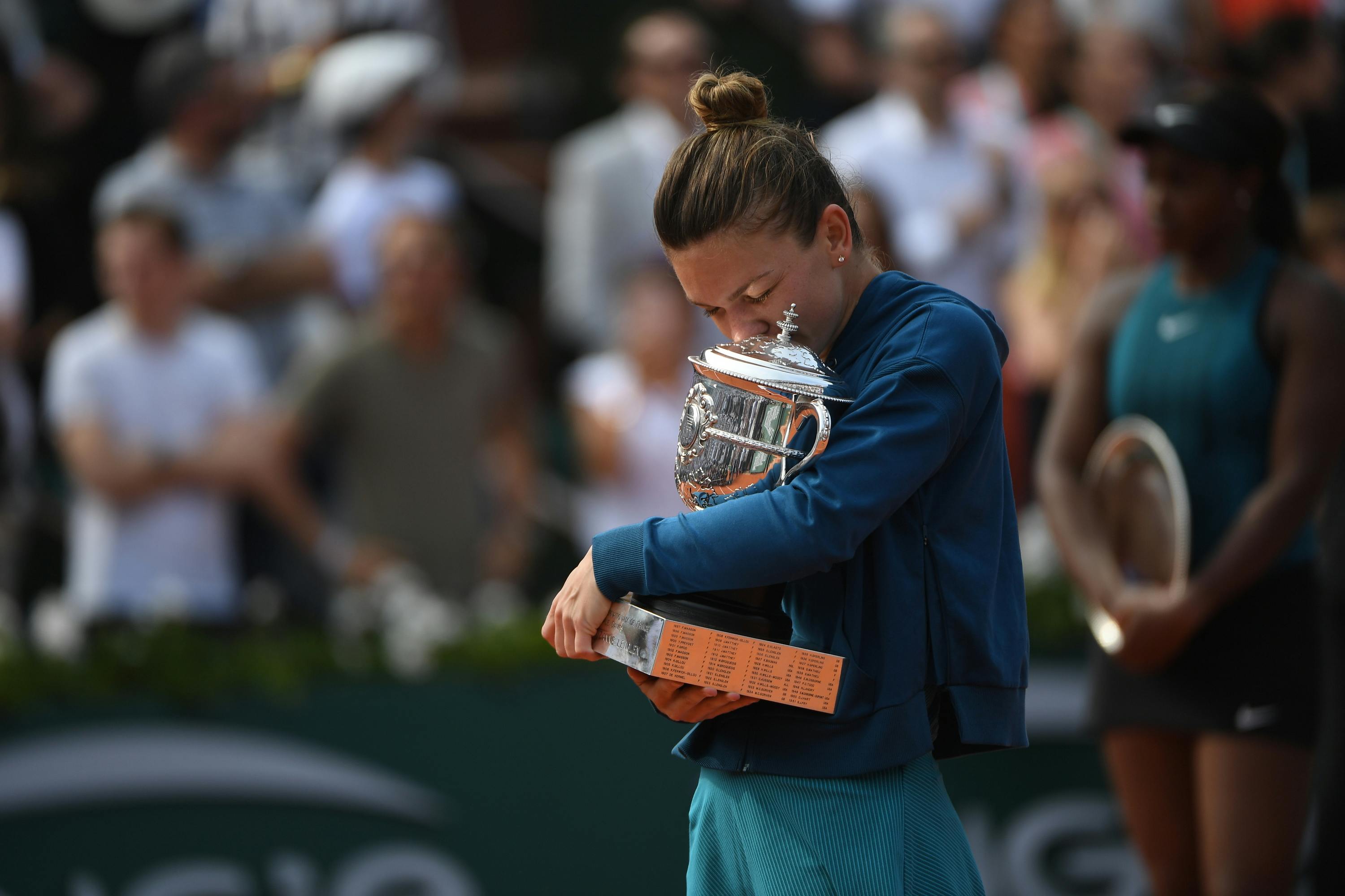 Simona Halep relieved and kissing the Roland-Garros 2018 trophy