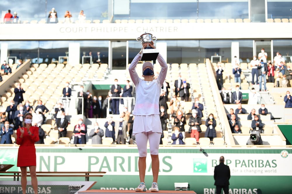Iga Swiatek, trophy, Roland Garros 2020, final