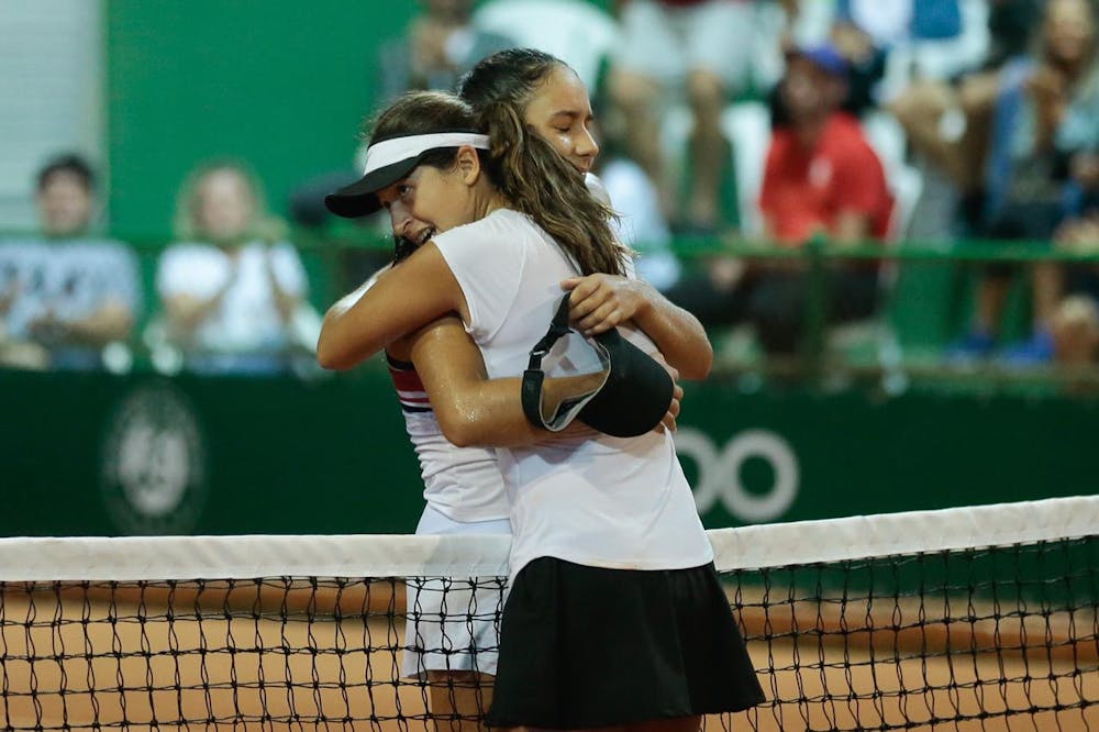 Camilla Bossi, winner, and Nalanda Silva, finalist, of the Brazilian Roland-Garros Junior Wild Card Series