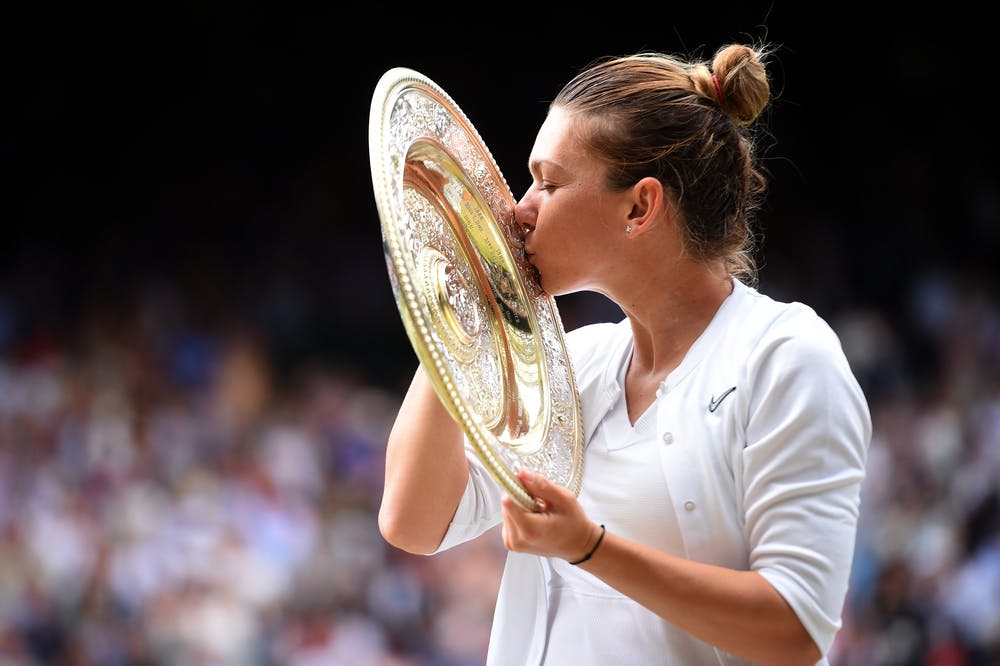 Simona Halep (profile) kissing the Wimbledon 2019 trophy
