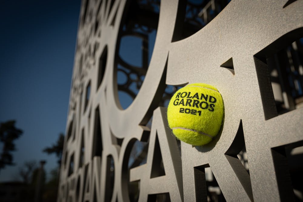 La balle Roland-Garros 2021 et la Croix de Saint-André