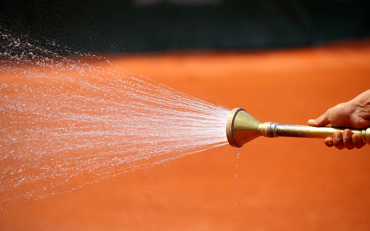 Arrosage eau tuyau terre battue Roland-Garros 2018 water