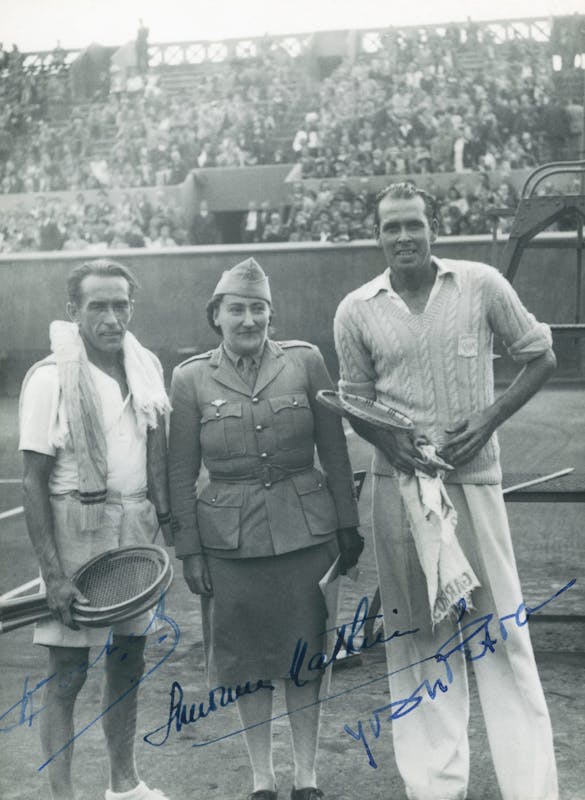 Henri Cochet, Simonne Mathieu, Yvon Pétra, premier match post-Occupation à Roland-Garros / first Roland-Garros match after World war II.