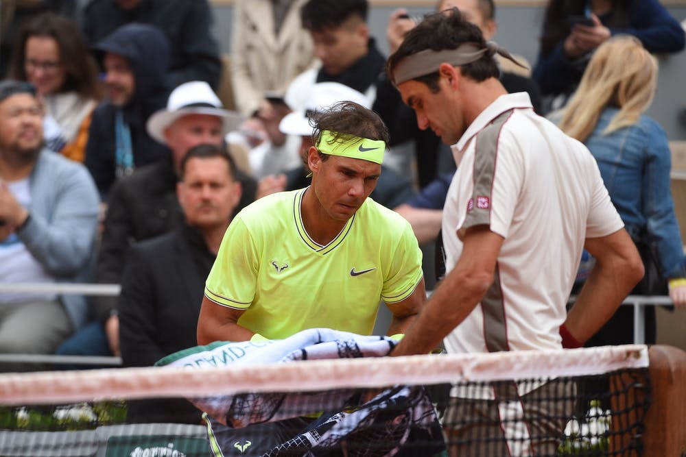 Rafael Nadal and Roger Federer changing ends during Roland-Garros 2019 