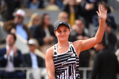 Ashleigh Barty smiling and wawing to the crowd at Roland-Garros 2019