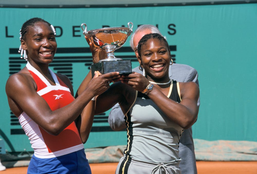 Venus & Serena Williams with the double trophy at Roland-Garros 1999