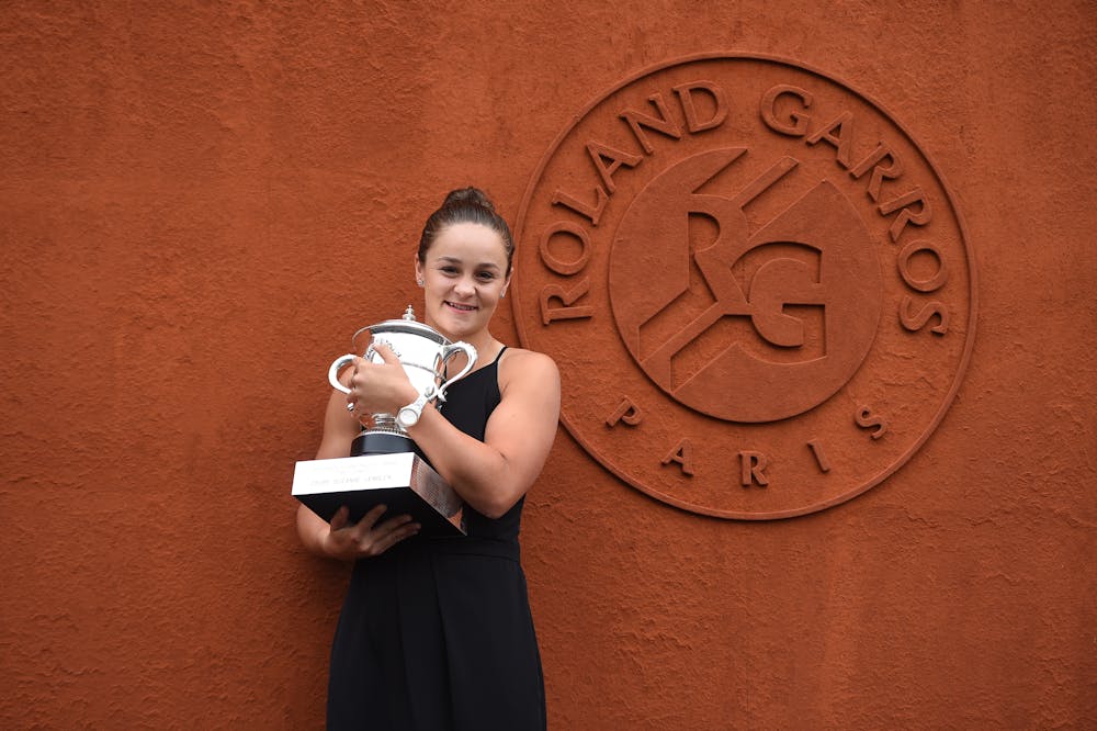 Ashleigh Barty with her trophy in front of the Roland-Garros wall