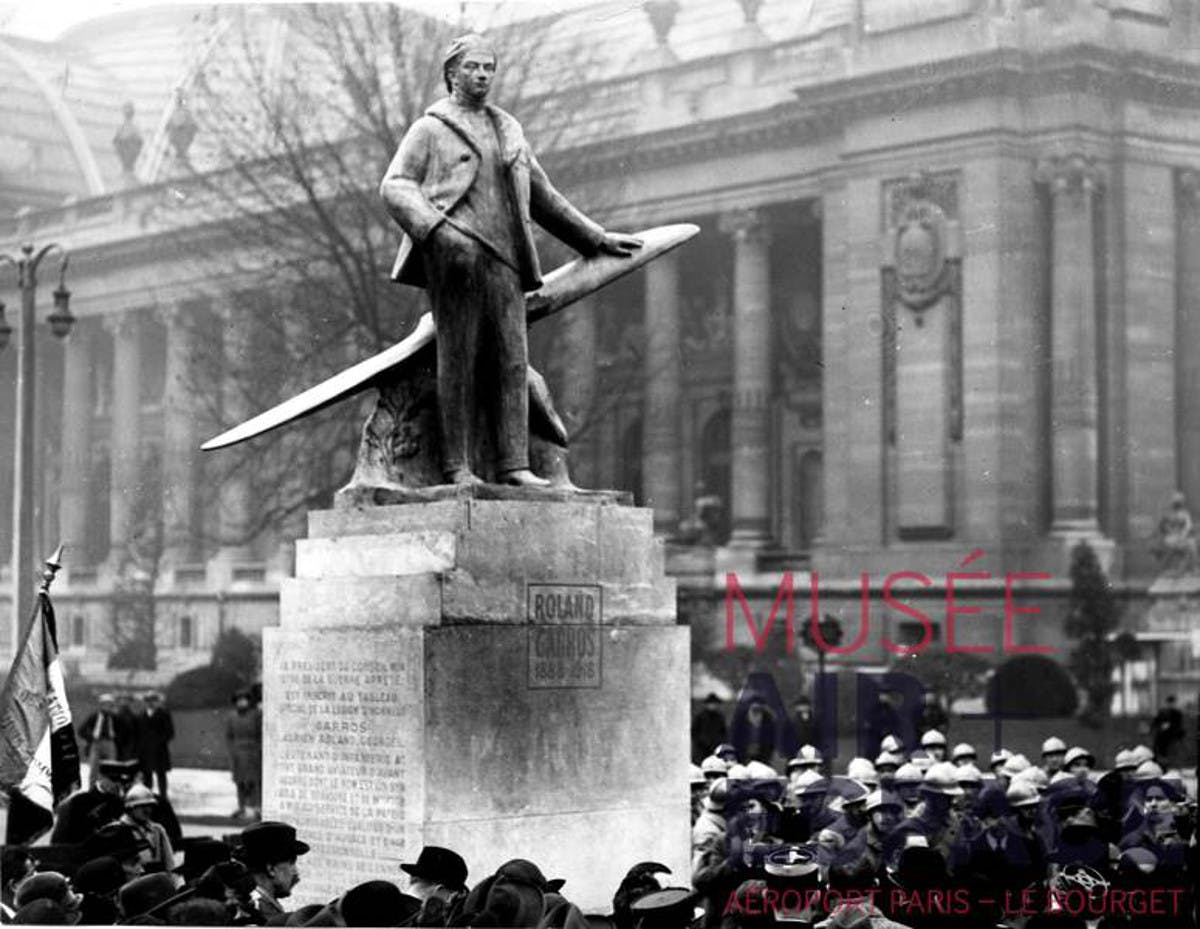 Inauguration du monument dédié à Roland Garros sur les Champs-Elysées. Paris, 3 décembre 1925.
