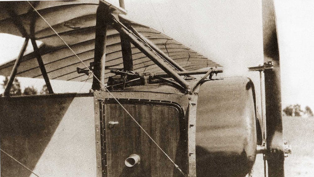 Détail du dispositif du tir à travers l'hélice, équipée de déflecteurs. Villacoublay, 1915