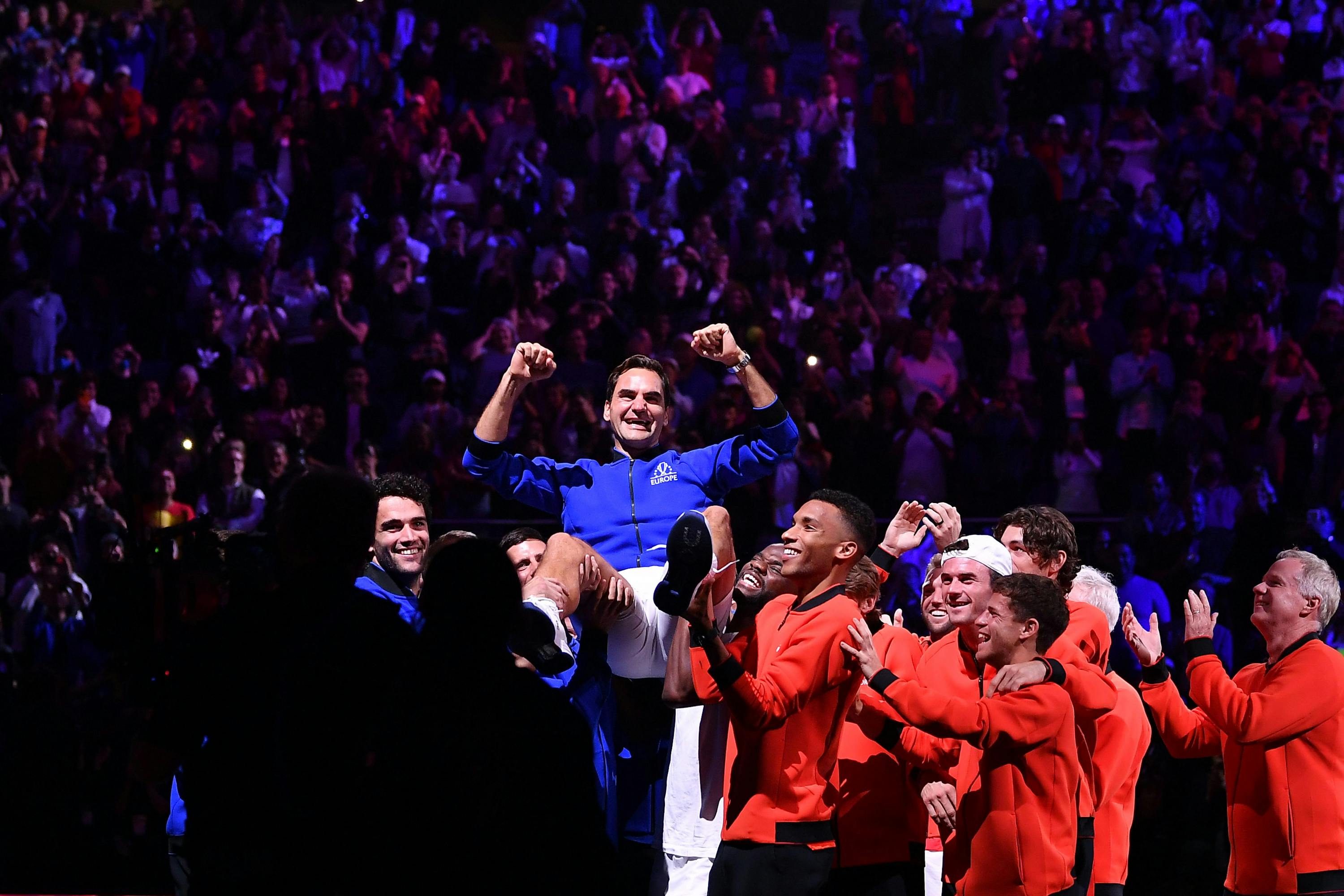 Roger Federer porté en triomphe par les teams Europe & Monde / Laver Cup 2022