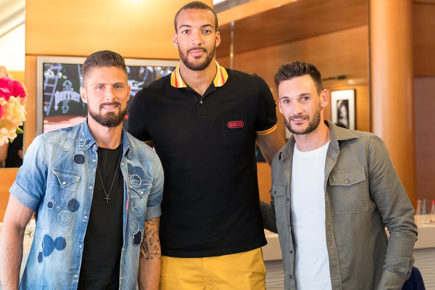 Les footballeurs Olivier Giroud et Hugo Lloris en compagnie du basketteur Rudy Gobert à Roland-Garros 2018.
