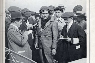 Roland Garros au milieu des journalistes, La vie au grand air, 3 juin 1911.
