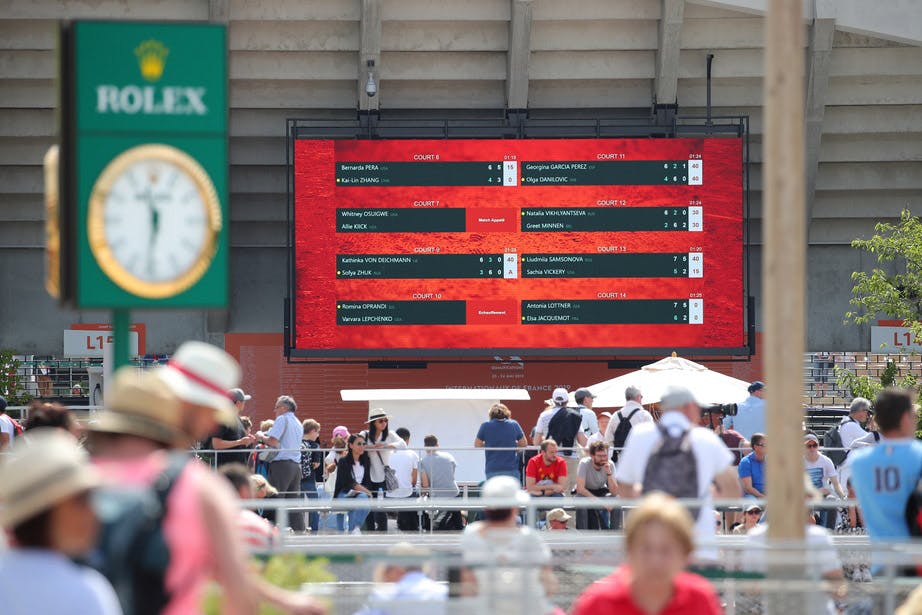 Giant screen at Court Suzanne-Lenglen