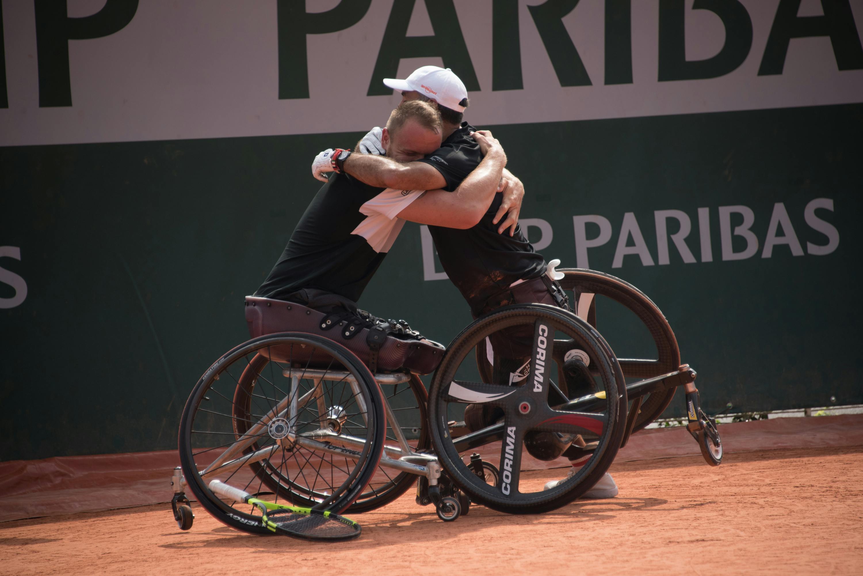 Nicolas Peifer and Stéphane Houdet hugging after winning the title at Roland-Garros 2018.