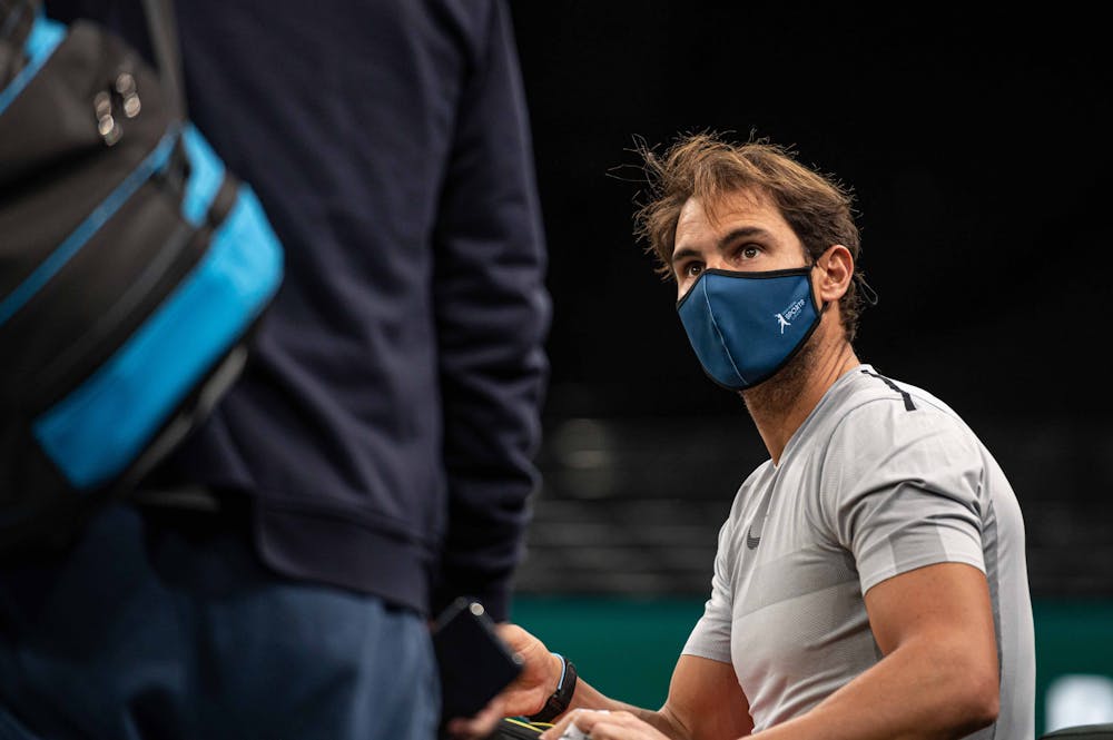 Rafael Nadal, mi-songeur, mi-attentif à ce que lui dit Francisco Roig, son coach.