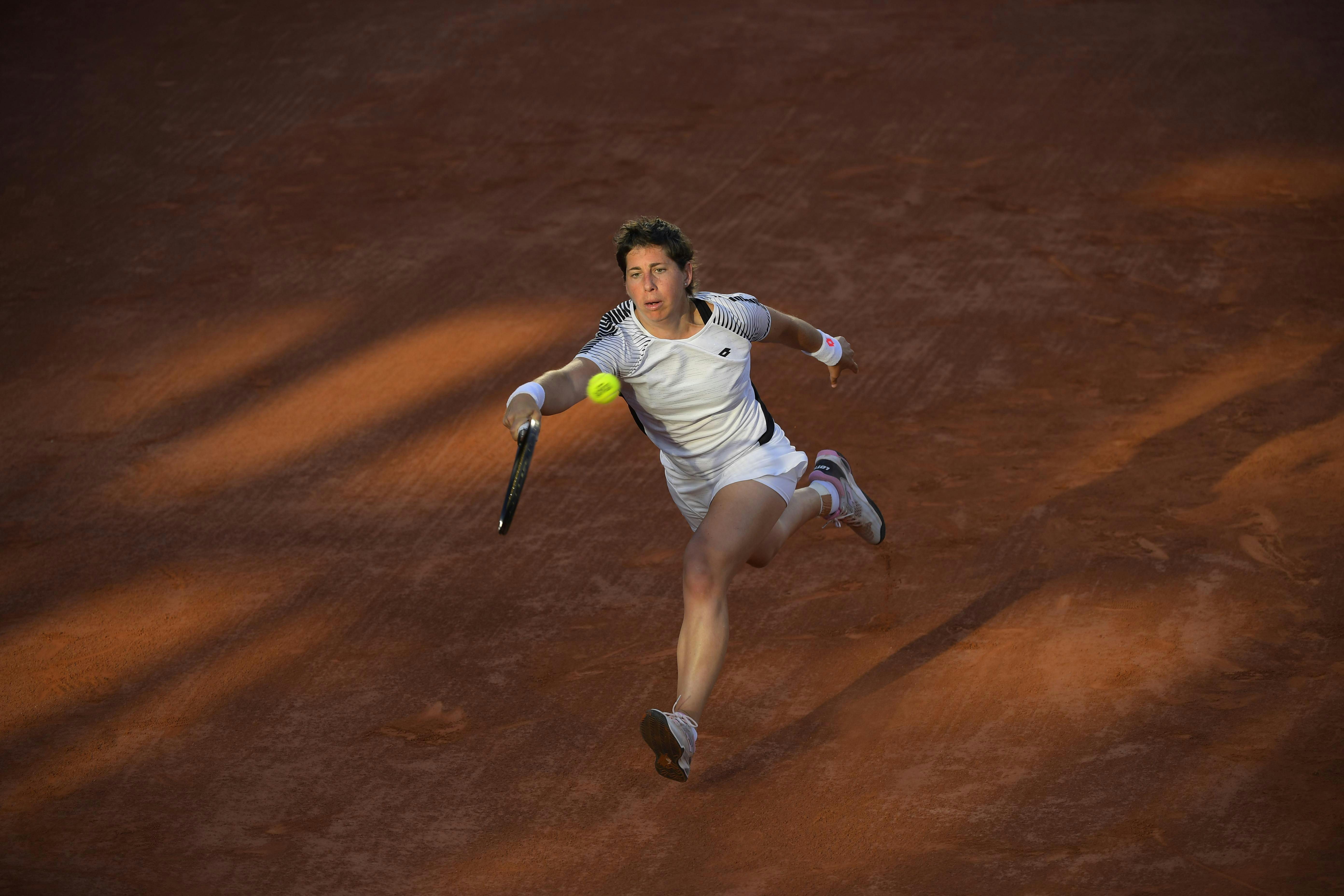 Carla Suarez-Navarro in the light during her first round match at Roland-Garros 2021