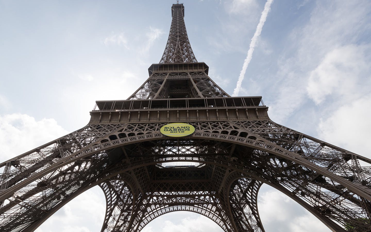 how far is roland garros from the eiffel tower