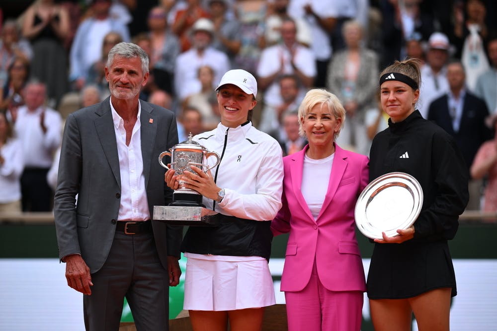 Gilles Moretton, Iga Swiatek, Chris Evert et Karolina Muchova / Cérémonie de remise des trophées Roland-Garros 2023