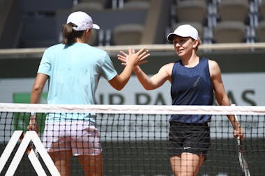 Simona Halep, Iga Swiatek, practice, Roland-Garros 2022, 18/05/2022 