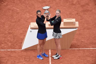 2016 : Kristina Mladenovic et Caroline Garcia remportent le double dames à Roland-Garros face à la paire Vesnina-Makarova