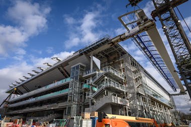 The last truss of the Philippe-Chatrier Court's roof being installed