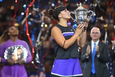 Bianca Andreescu kissing her trophy 2019 US Open