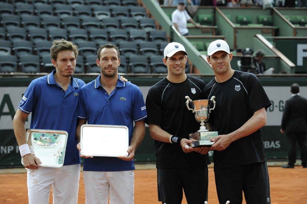 Bob and Mike Bryan holding their trophy when they won Roland-Garros 2013