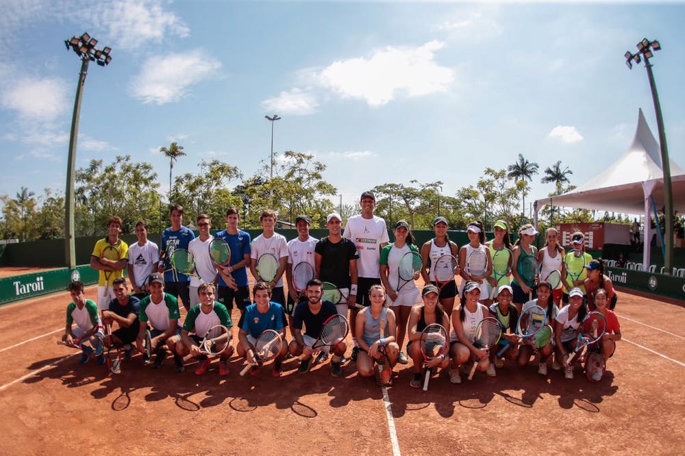 Marcelo Melo with players at the Roland Garros Junior Wild Card Series 2019 in Brazil