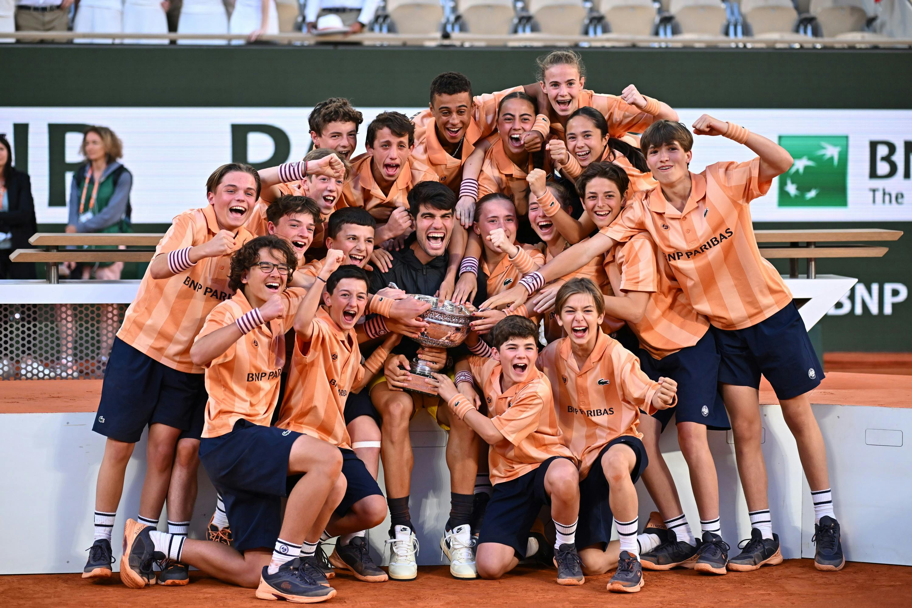 Carlos Alcaraz & les ramasseurs de Roland-Garros 2024