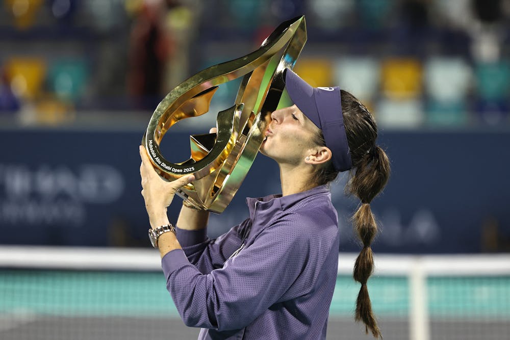 Belinda Bencic, trophée / WTA 500 Abu Dhabi