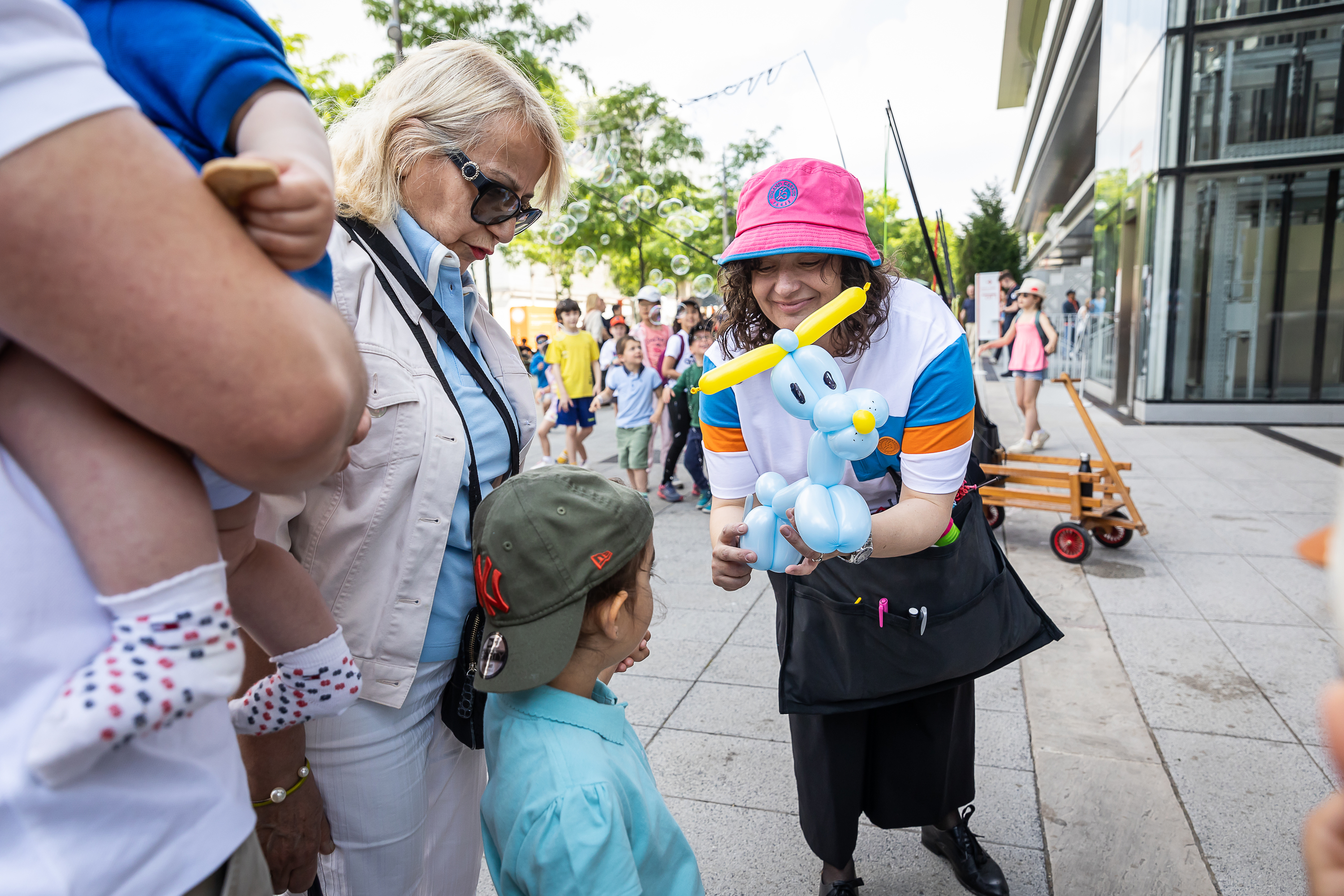 Sculpteur de ballons, allées, journée Yannick Noah, Roland-Garros 2024, 