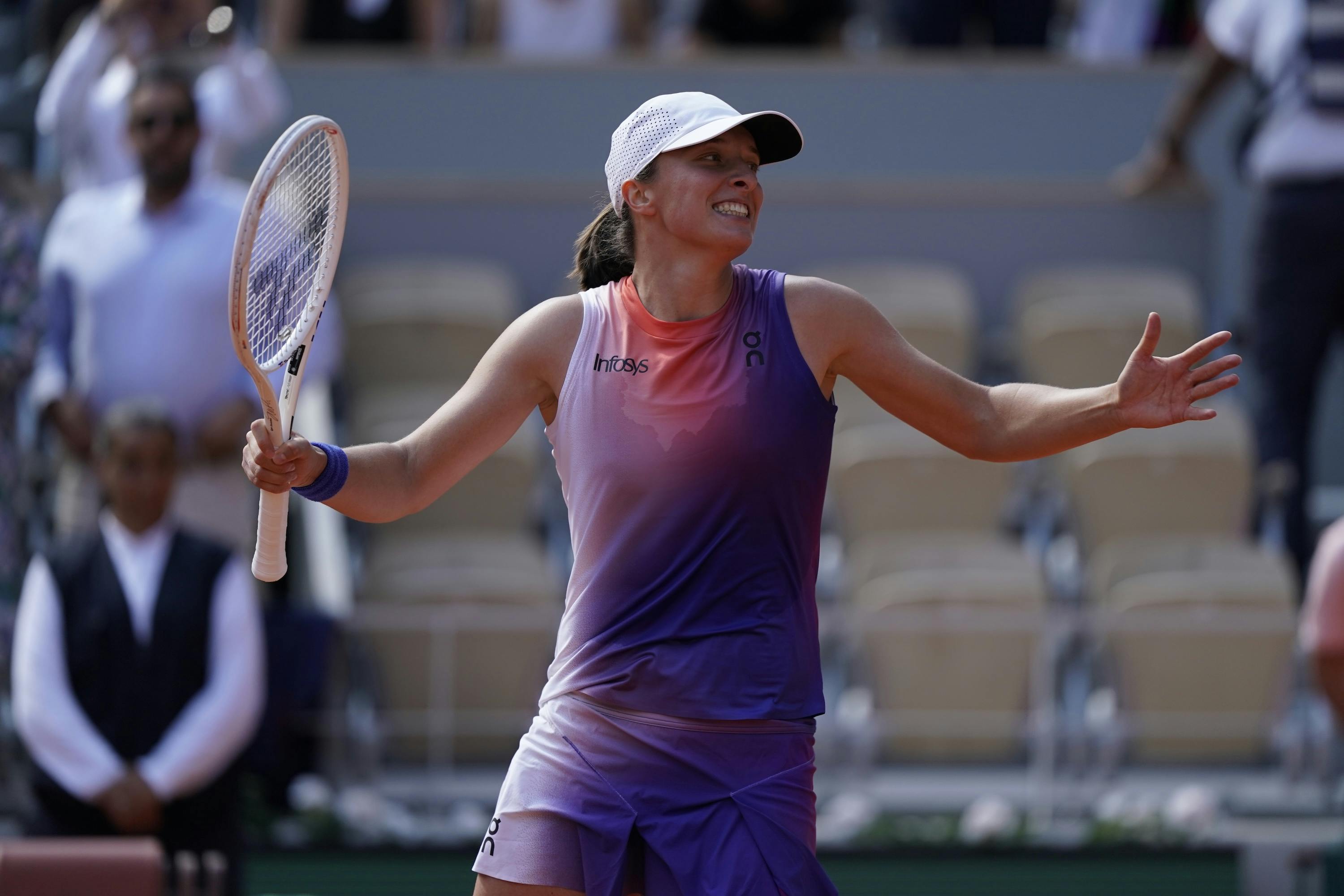 Swiatek sails into fourth Roland-Garros final – Roland-Garros