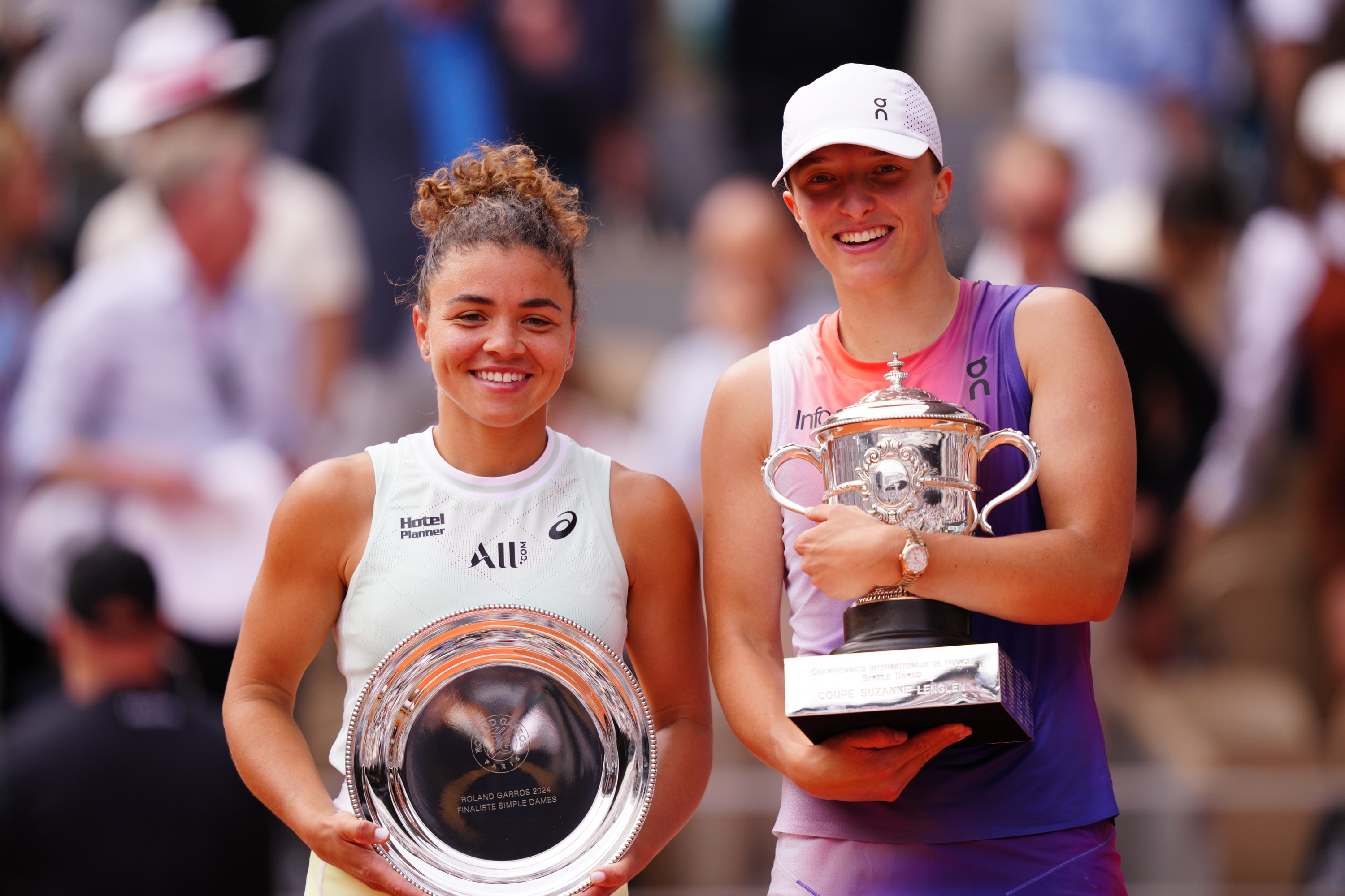 Jasmine Paolini, Iga Swiatek, finale, trophée, Roland-Garros 2024