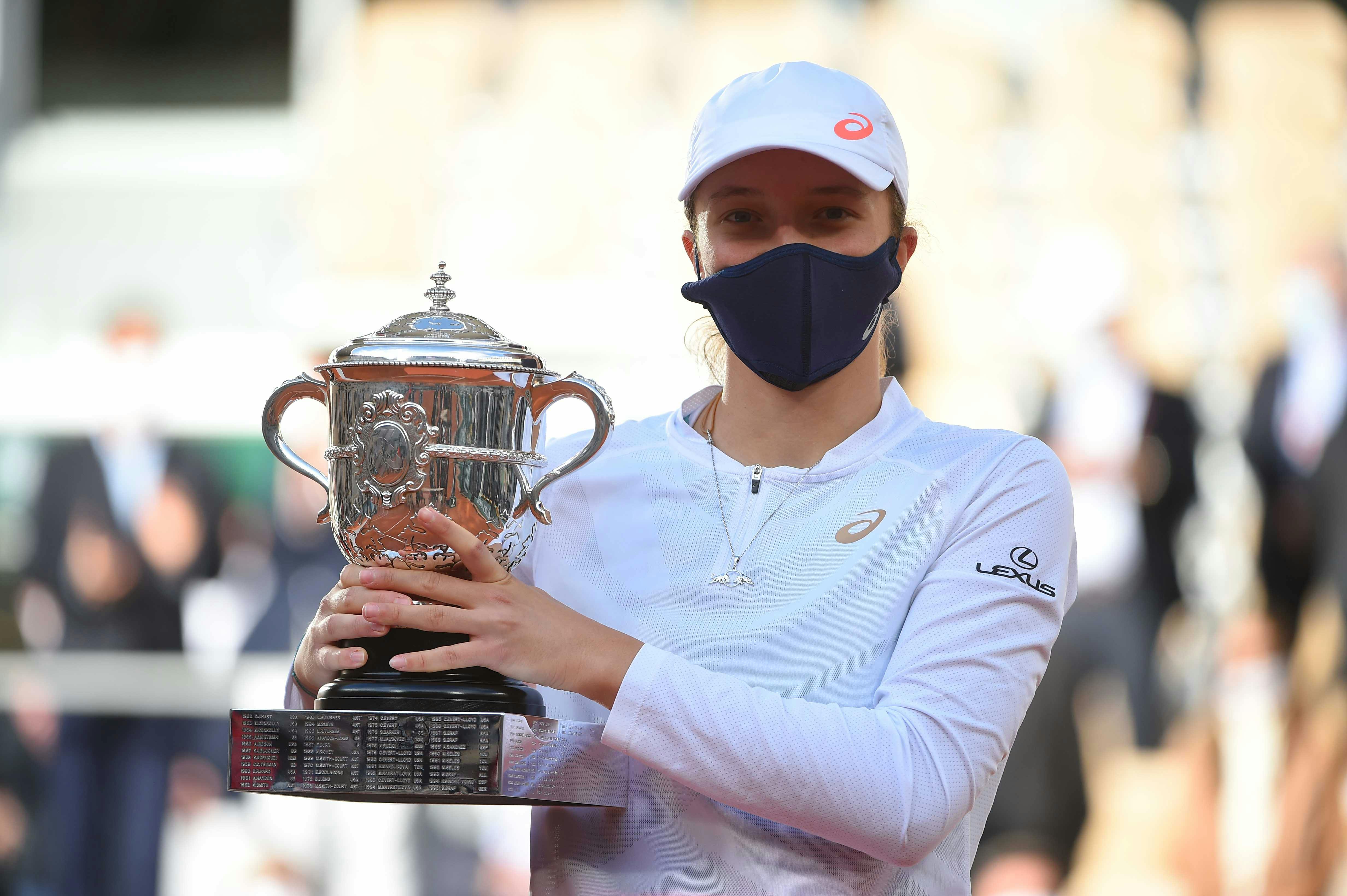Iga Swiatek posing with her trophy at Roland-Garros 2020