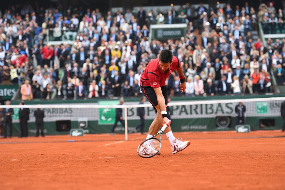Novak Djokovic draws a heart on court Phillipe Chatrier at roland-Garros 2016