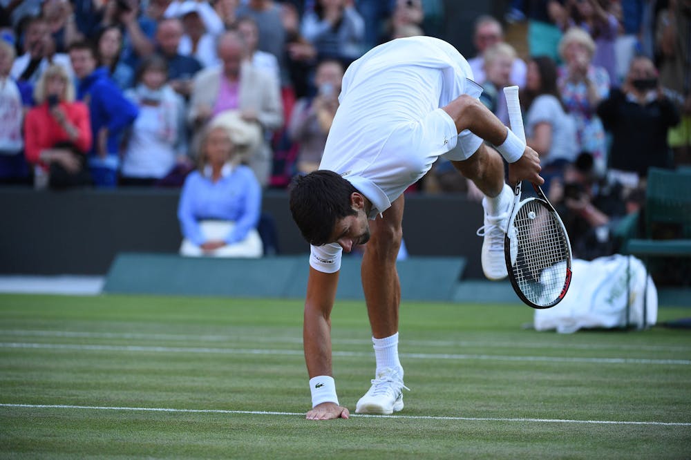 Novak Djokovic sur le gazon Wimbledon 2018/ Novak Djokovoc flexible on grass