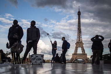 Tour Eiffel, Trocadero, Tourists at the Eiffel Tower in Paris.