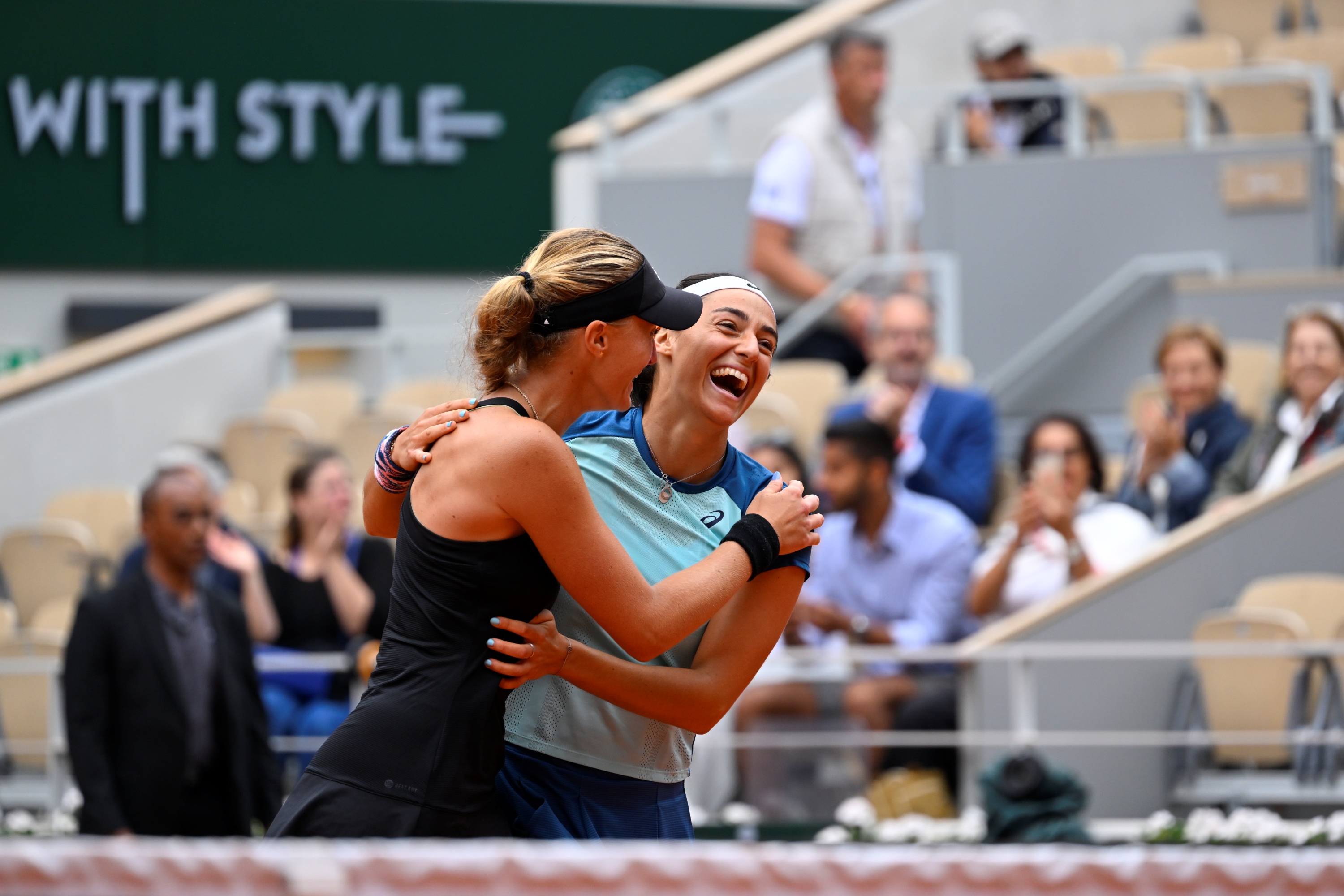 Caroline Garcia & Kristina Mladenovic / Remise des trophées, double dames, Roland-Garros 2022