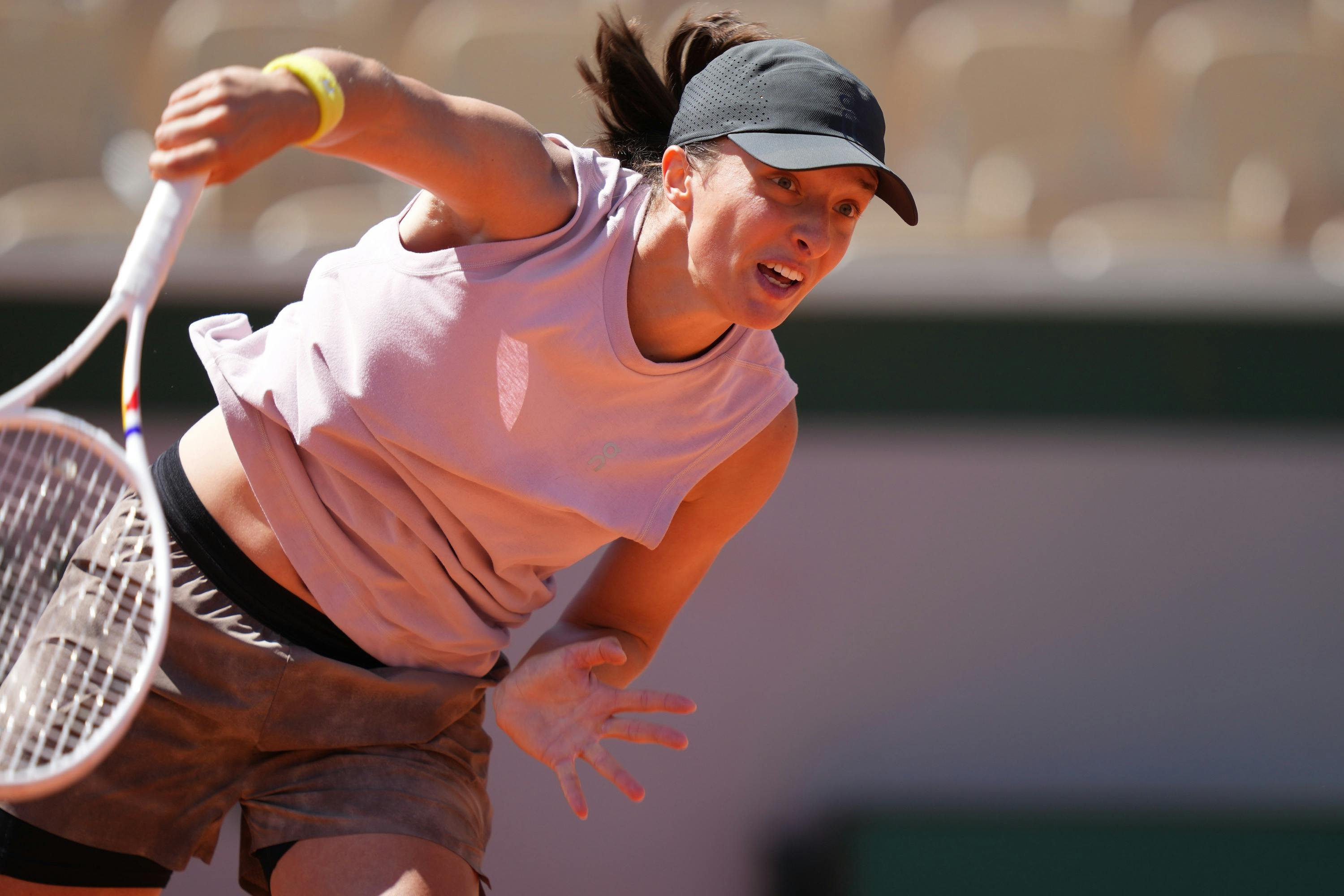 Iga Swiatek practices with Aryna Sabalenka ahead of Roland-Garros 2025