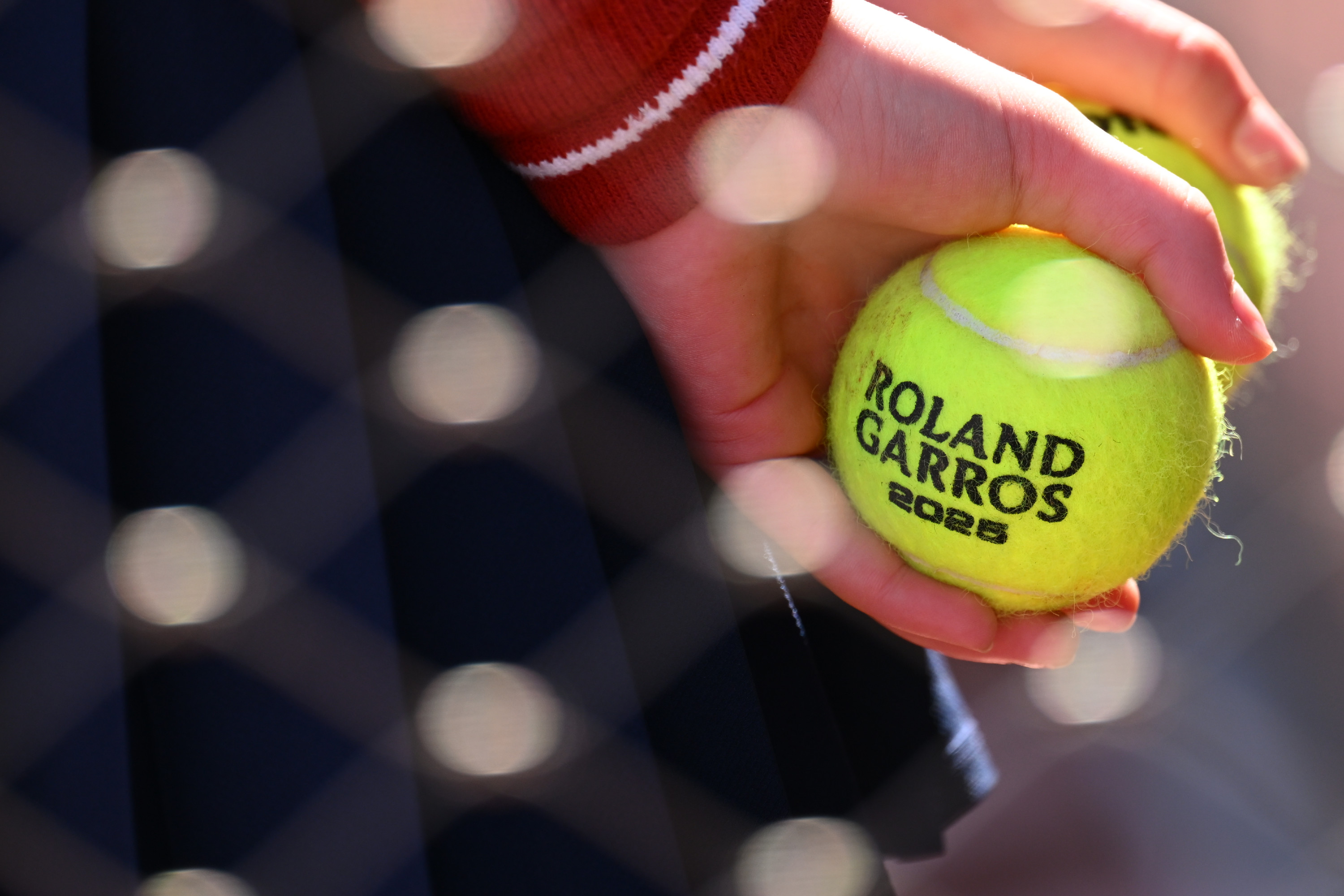 Roland-Garros 2025 ball kid with ball