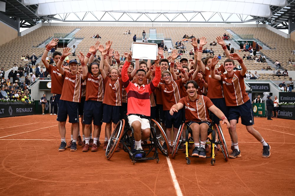 Tokito Oda and ball kids, men's wheelchair singles final RG2025