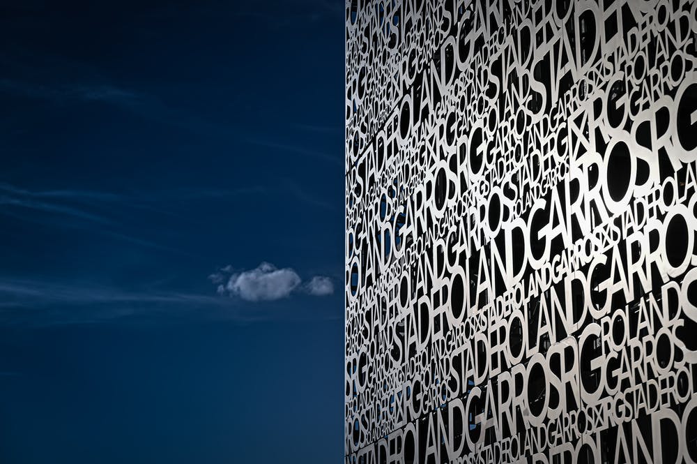 Blue sky and the Roland-Garros logos on the new Philippe-Chatrier court. Blue sky and the Roland-Garros logos on the new Philippe-Chatrier court.