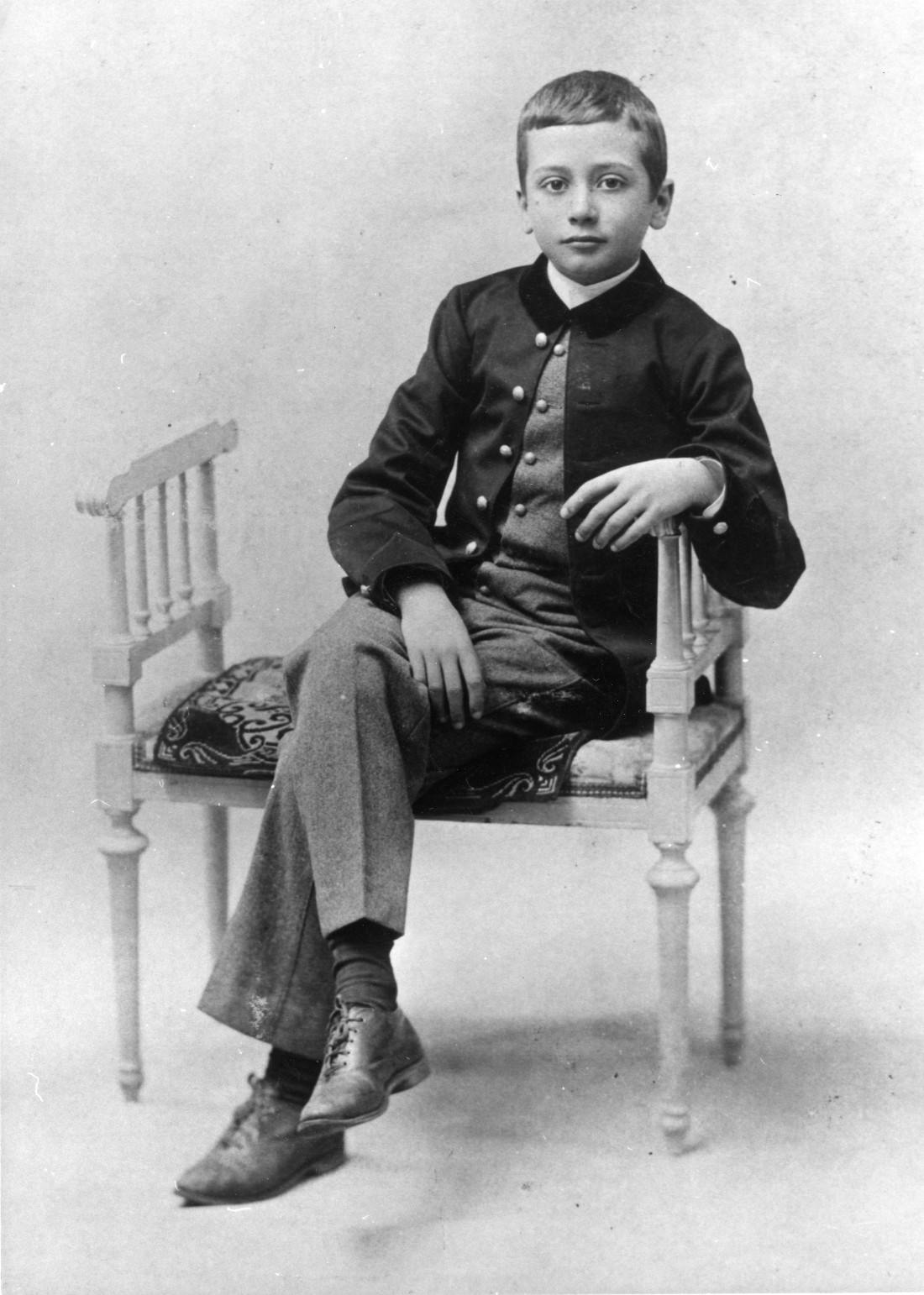 Roland Garros à 12 ans en costume de lycéen. Paris, 1900.