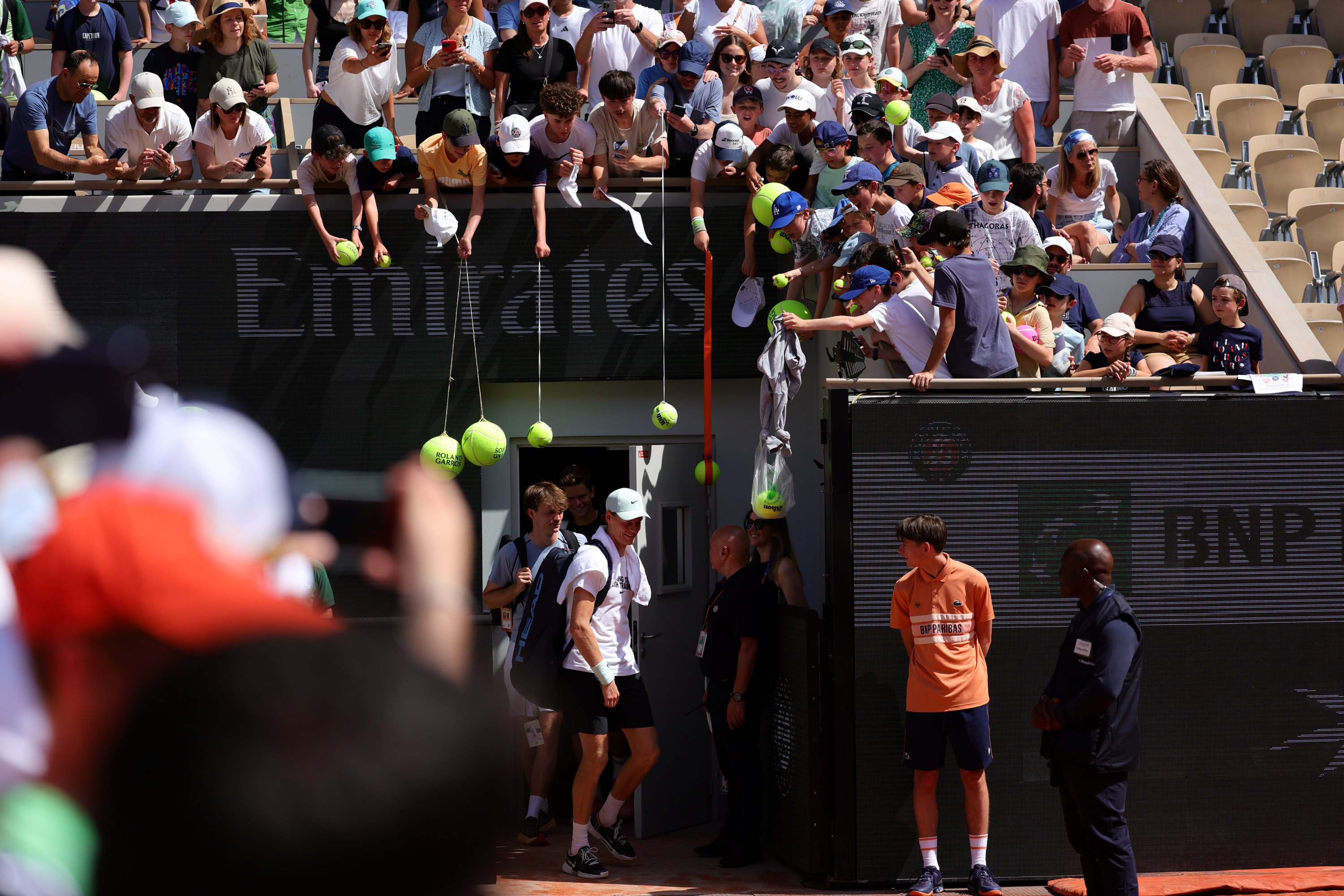 Jannik Sinner - enfants - balles - autogrpahes / Journée Yannick Noah - Roland-Garros 2026 