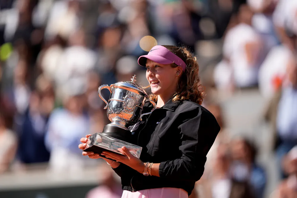 https://images.prismic.io/fft-rg-commun-news/aiQ47QeQX7-eW8Jv_MirraAndreevaFinaleRoland-Garros2026_NG10187.JPG?auto=format,compress&w=1000&h=800