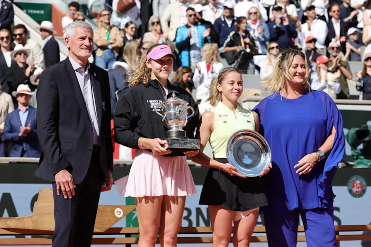 Gilles Moretton, Mirra Andreeva, Maja Chwalinska & Mary Pierce / Simple dames - finale - remise des trophées - Roland-Garros 2026 Gilles Moretton, Mirra Andreeva, Maja Chwalinska & Mary Pierce / Simple dames - finale - remise des trophées - Roland-Garros 2026
