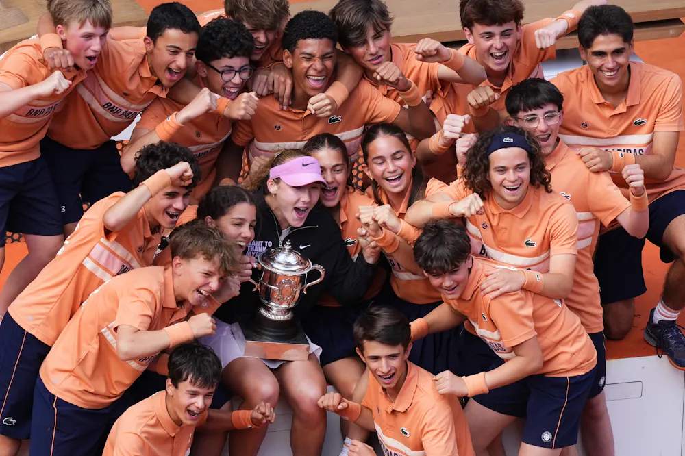Mirra Andreeva with ballkids, Roland-Garros 2026, women's final