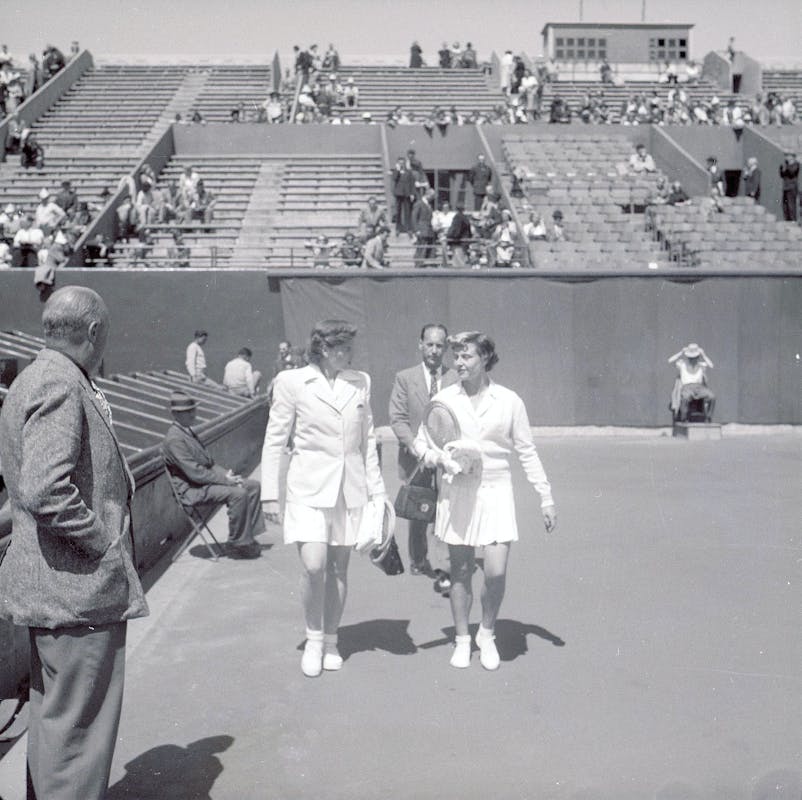 Margaret Osborne DuPont et Nelly Landry, finale Roland-Garros 1949 / Margaret Osborne DuPont and Nelly Landry, Roland-Garros final 1949.