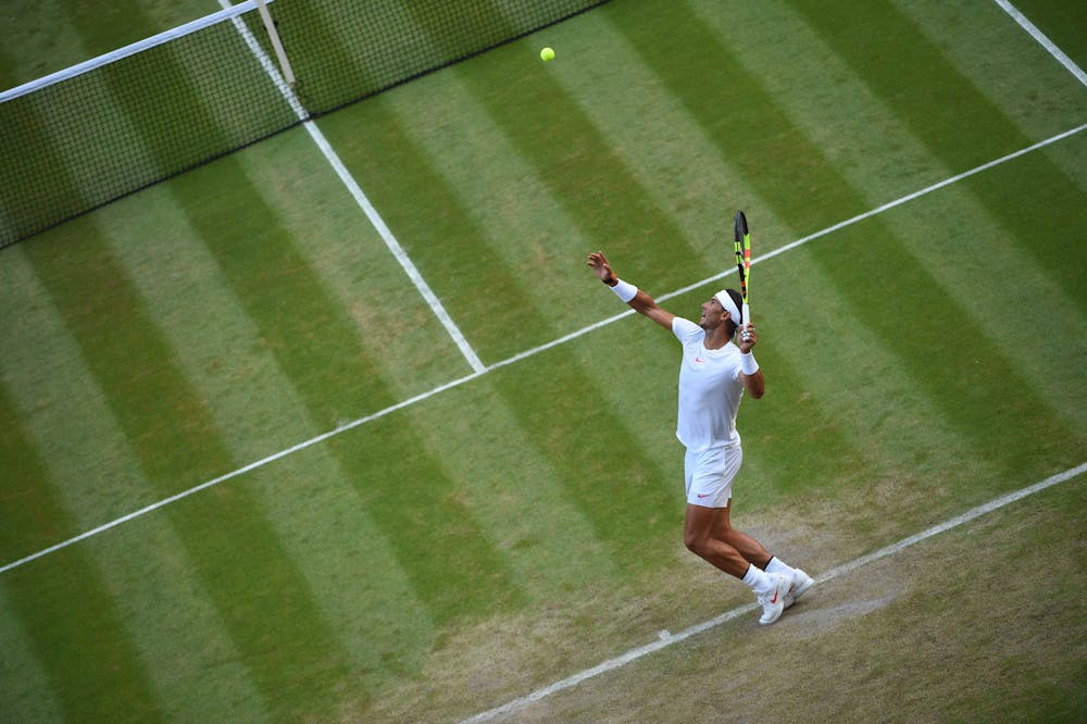 Rafael Nadal au service Wimbledon 2018