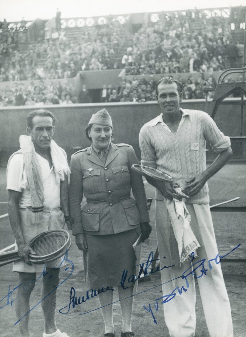 Henri Cochet, Simonne Mathieu, Yvon Pétra, premier match post-Occupation à Roland-Garros / first Roland-Garros match after World war II.